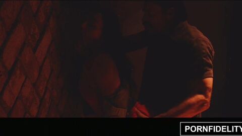 HD видео, брюнетка, порнозвезда, сперма в жопе